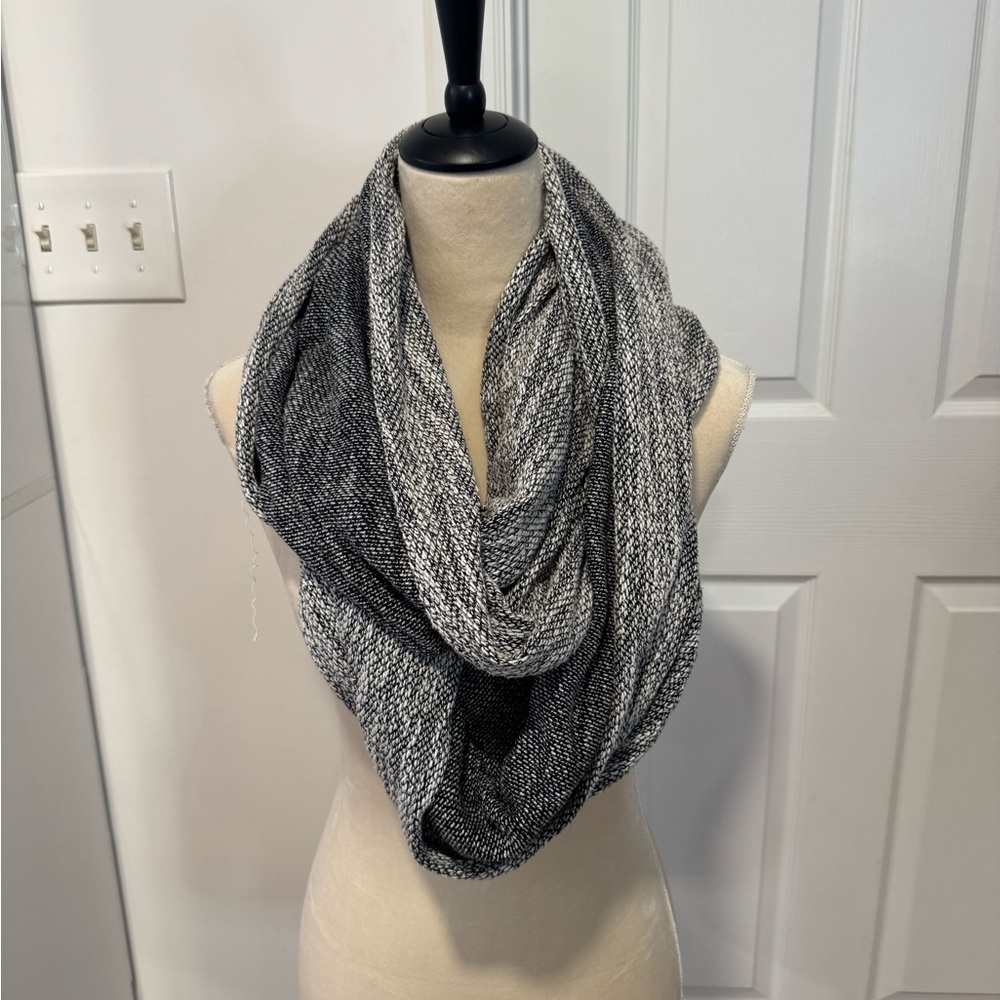 H&M Black and White Knit Infinity Scarf